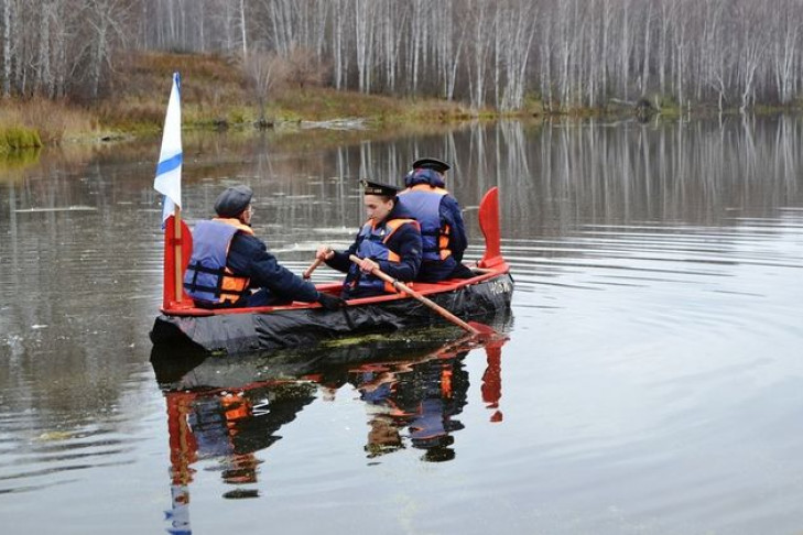 Необычную лодку с детьми заметили на реке Топкая 