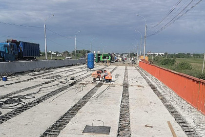 Мост к Толмачево через Власиху отремонтируют в октябре-2024