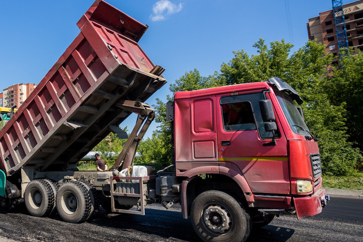 Ослепленный солнцем водитель протаранил 5 автомобилей под Новосибирском