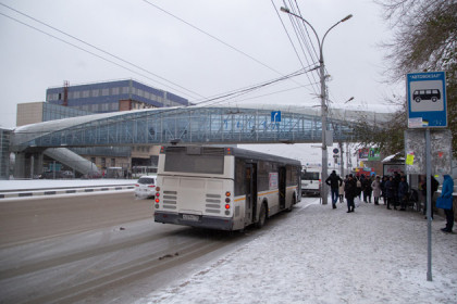 Переход у автовокзала стал бесполезен для инвалидов зимой и летом