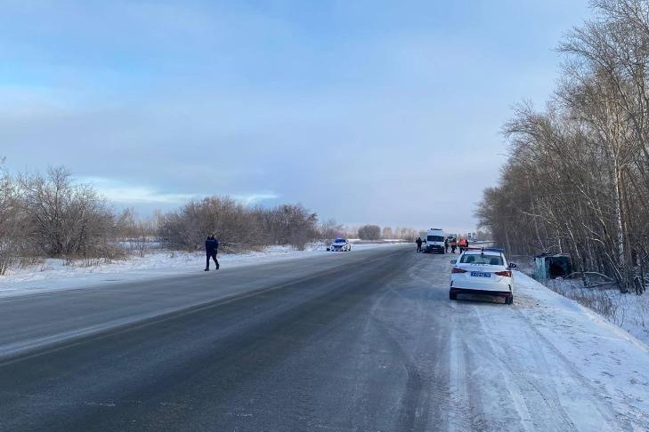 Автобус опрокинулся в кювет под Ярково в Новосибирской области