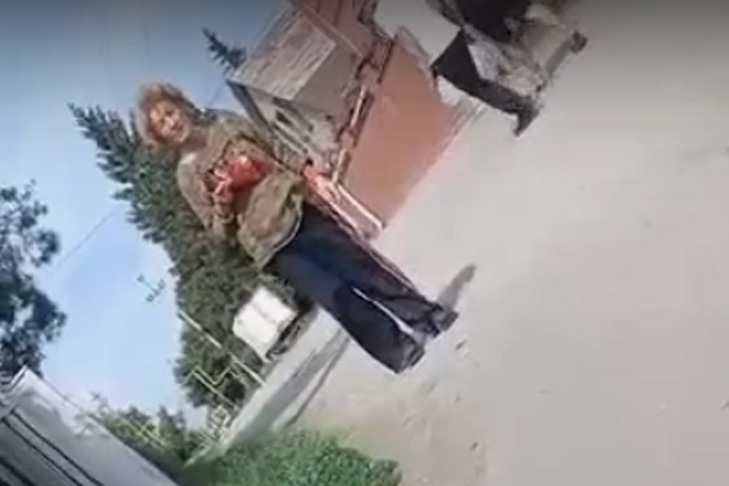 Странная женщина нападает на детей из-за мусора в Новосибирске