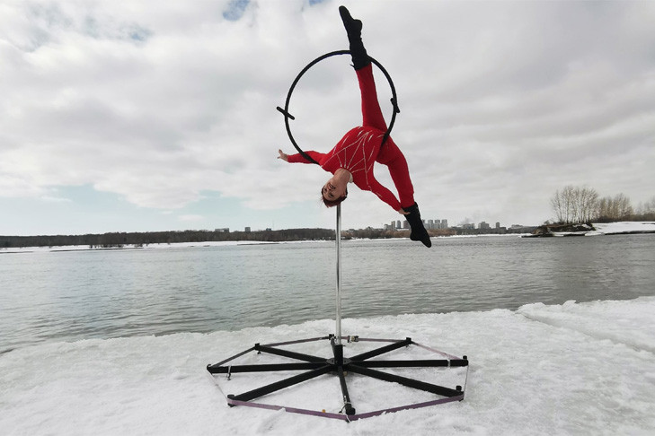 Танец на плывущей льдине исполнила гимнастка в Новосибирске