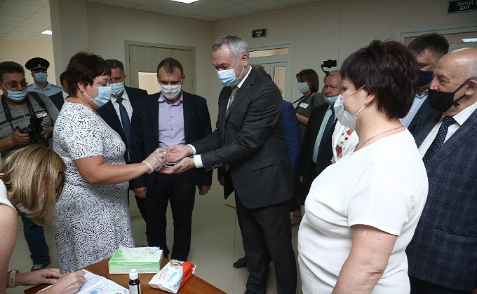 Губернатор Травников высоко оценил новую школу в Бердске на 1100 учеников