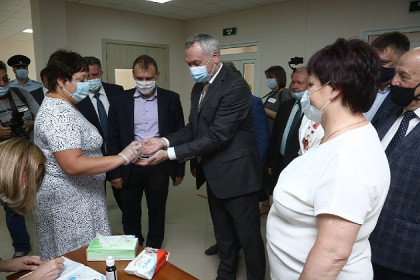 Губернатор Травников высоко оценил новую школу в Бердске на 1100 учеников