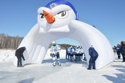 Ледовая битва в Ордынке: «Сибирь» сыграла в хоккей на льду реки Орда