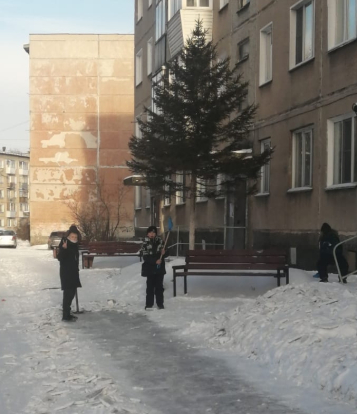 Поблагодарили двух школьников за помощь дворнику в поселке Линево