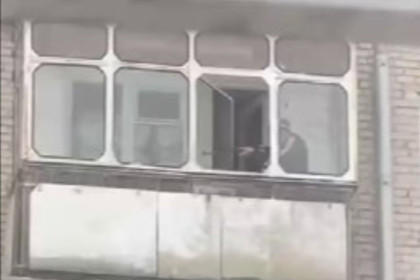 Полиция выехала на задержание снайпера с балкона дома в Бердске