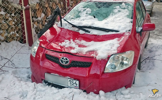 Две лавины снега раздавили «Тойоту» в Новосибирске