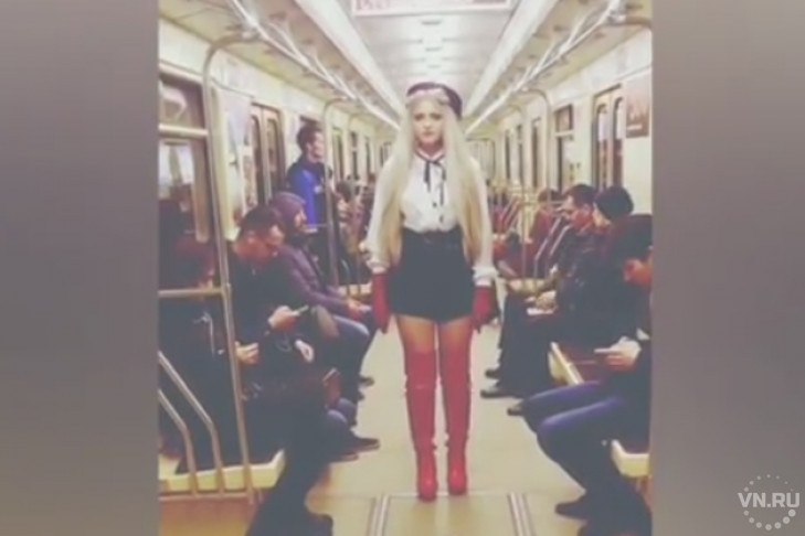 Отплясывающую в метро девушку проигнорировали пассажиры