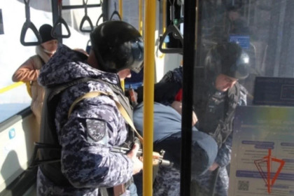 Буйный пассажир разбил окно трамвая №13 в Новосибирске