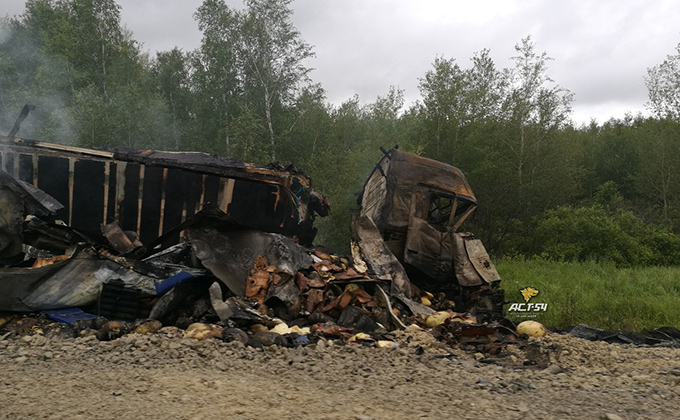 Фуры выгорели, водитель погиб: трагедия на трассе под Новосибирском
