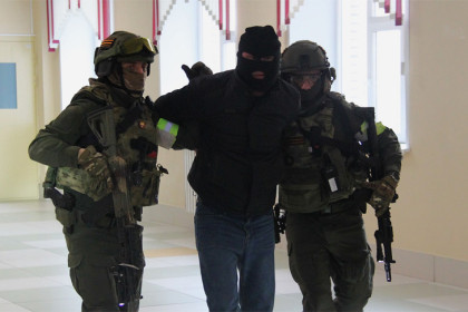 Неизвестный в здании: в Новосибирске силовики отразили «нападение» на школу