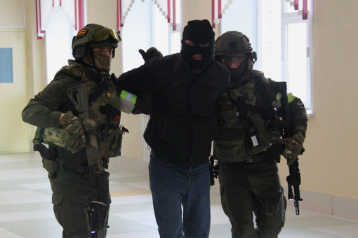 Неизвестный в здании: в Новосибирске силовики отразили «нападение» на школу