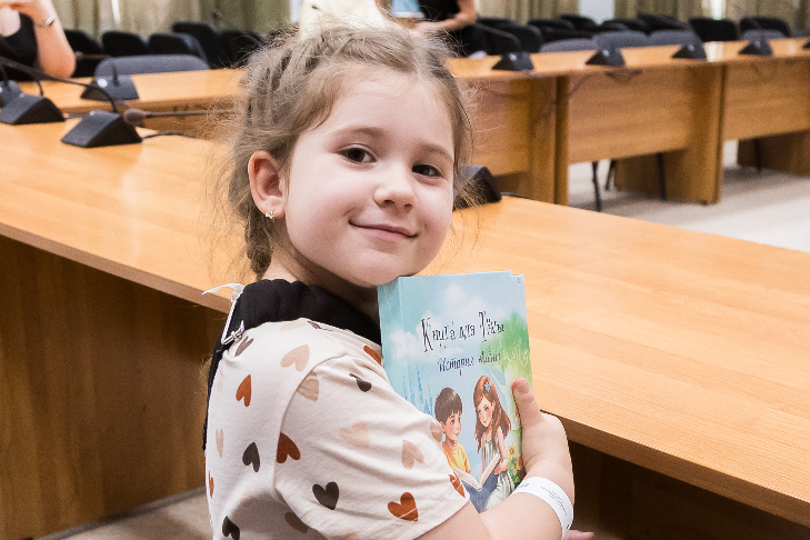 Продолжение книги посвящено девочке из Болотного. Фото Андрея Заржецкого Продолжение книги посвящено девочке из Болотного. Фото Андрея Заржецкого