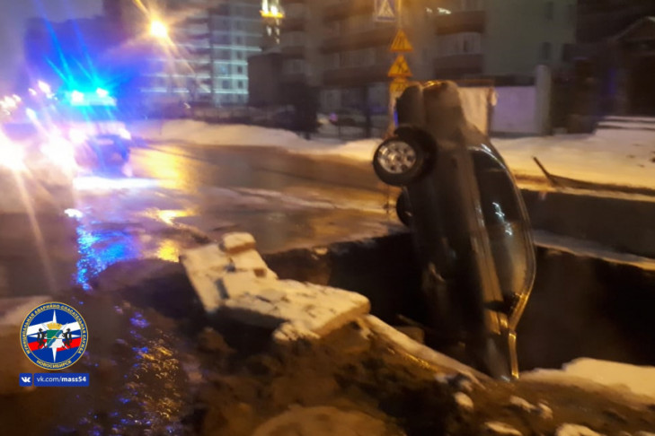 Автомобиль упал в яму на улице Шамшиных в Новосибирске 