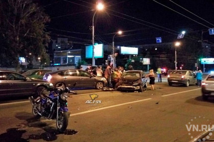Четыре автомобиля и мотоцикл собрал пьяный водитель на перекрестке
