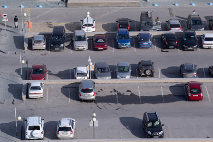 Платными станут все парковки на Красном проспекте