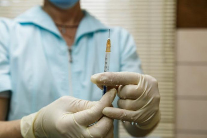 Кого отстранят от работы без прививки от COVID-19: условия и список