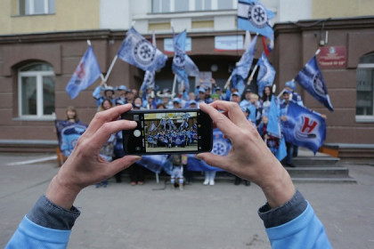 Массовое селфи на выборах сделали фанаты хоккейной «Сибири»