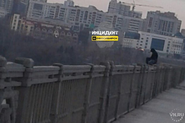 Спасатели сняли парня с моста в Новосибирске