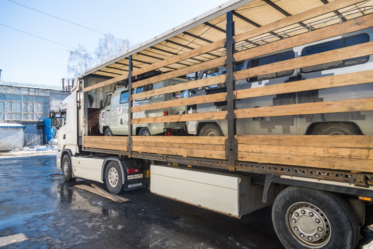 Два УАЗа, тепловизоры и металлические печи: гуманитарную помощь для участников СВО отправили из Новосибирска в Донецк