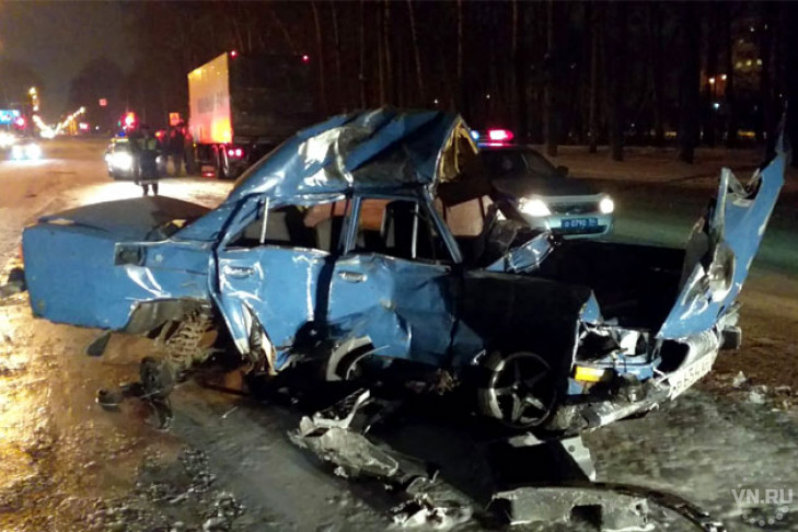 Водитель «шестерки» не пережил столкновения с двумя грузовиками