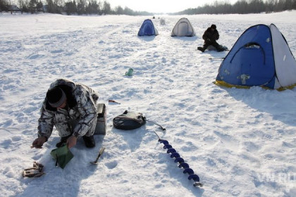 Штрафы выписывают рыбакам, попавшимся на льду в марте