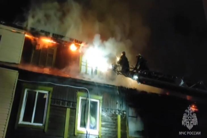 Три человека погибли в сгоревшем деревянном бараке в Ленинском районе