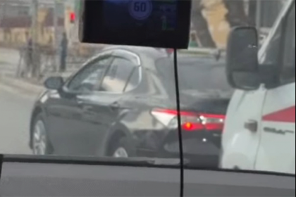 Водитель тонированного седана заблокировал скорую в Новосибирске