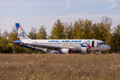 Самолет «Уральских авиалиний» продолжают восстанавливать в Убинском районе