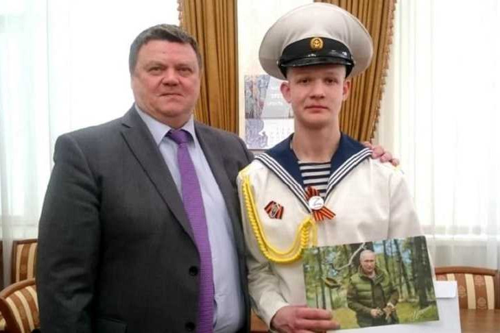 Путин подарил свою фотографию юноше из Новосибирска