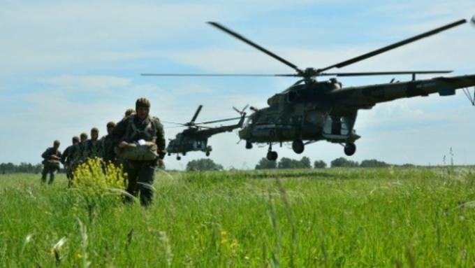 Спецназ с парашютами выпрыгнул из 11 вертолетов  в Новосибирской области