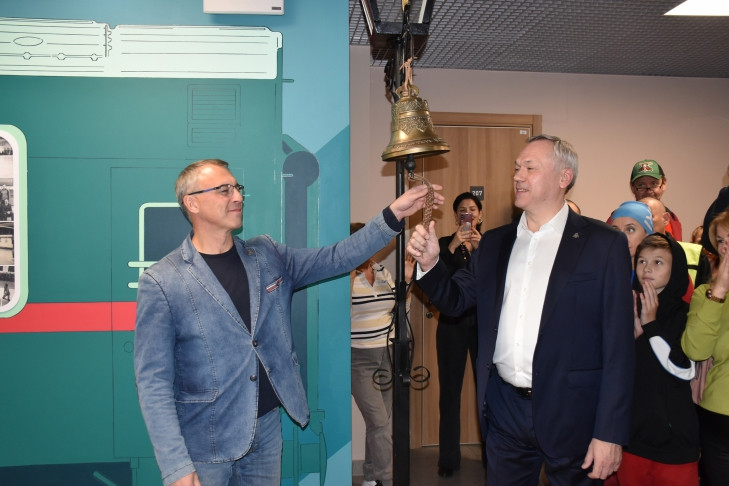 Музей новосибирского волейбола открыл Андрей Травников на «Локомотив Арене»