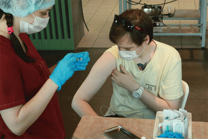 Причину отсутствия антител у привитых вакцинами объяснил новосибирский вирусолог