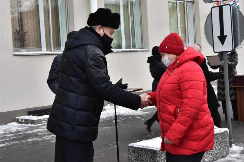  Губернатор Андрей Травников вручил медикам ключи от автомобилей скорой помощи
