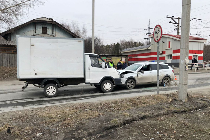 В Новосибирске водитель Lada Vesta умер за рулем и врезался в две ГАЗели