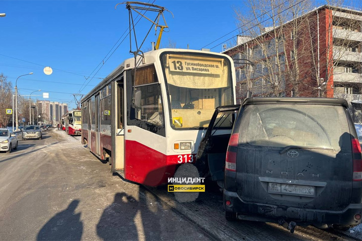 Трамвай №13 протаранил иномарку в Новосибирске