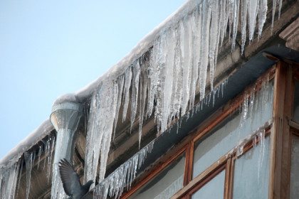 Глыба льда упала с крыши на девочку в Новосибирске 