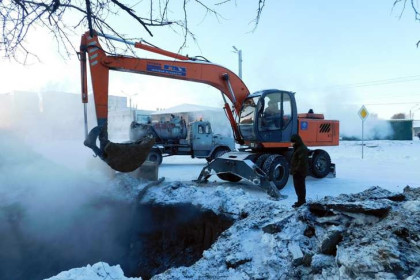 Крупную аварию на теплотрассе в Линево устранили в лютый мороз под Новосибирском