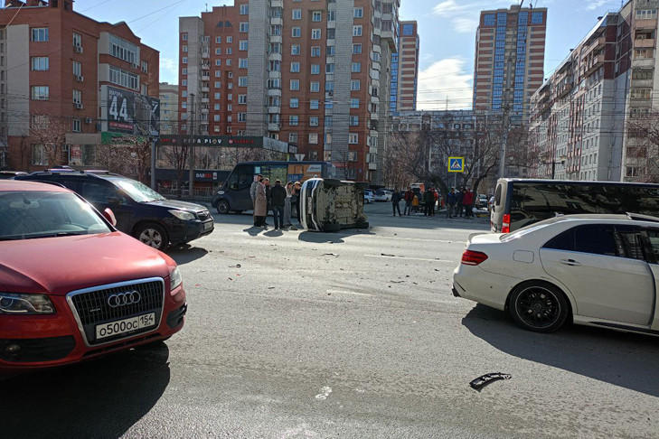 Мажор на Mercedes спровоцировал массовое ДТП в Новосибирске