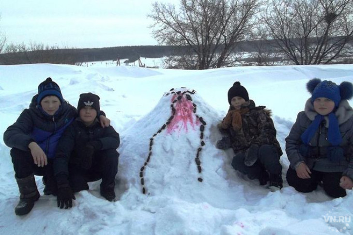 «Действующий» вулкан из снега сделали школьники села Мосты 