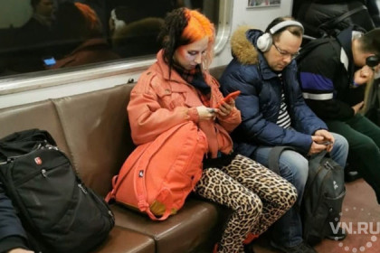 Рыжулька в леопардовых лосинах принесла весну в метро Новосибирска