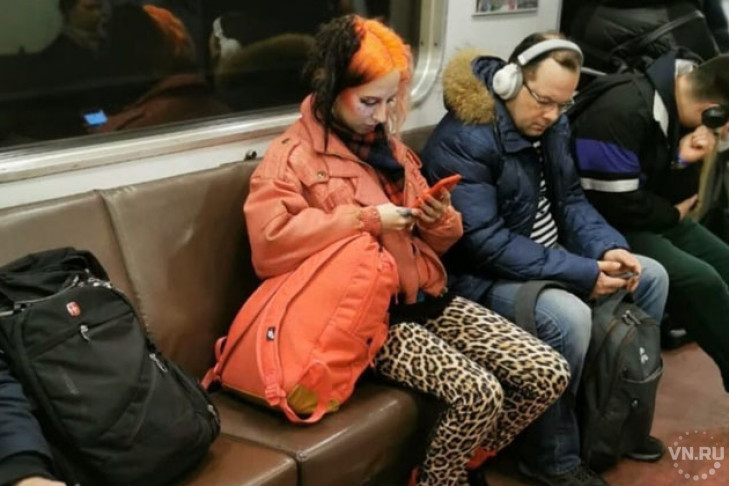 Рыжулька в леопардовых лосинах принесла весну в метро Новосибирска