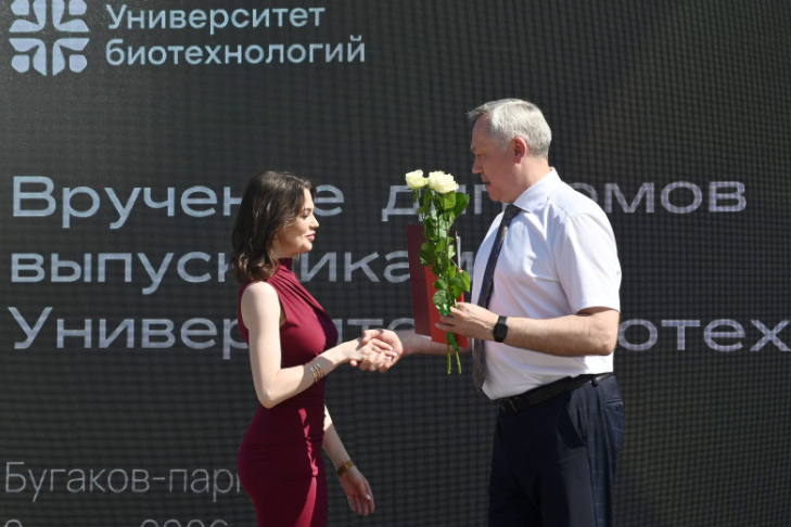 Губернатор вручил дипломы выпускникам НГАУ. Фото: правительство Новосибирской области Губернатор вручил дипломы выпускникам НГАУ. Фото: правительство Новосибирской области