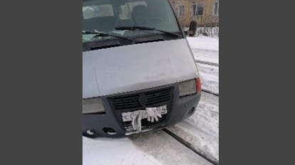 В Новосибирске иномарка застряла на трамвайных путях