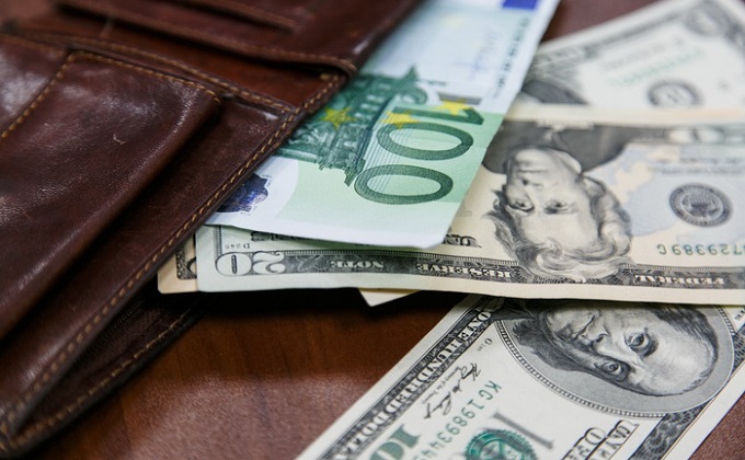 Сберечь деньги в коронавирус: что будет с рублем, долларом и евро