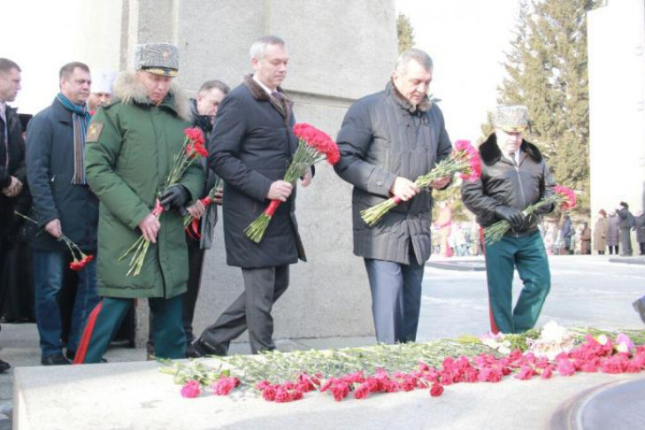 Андрей Травников возложил цветы на мемориальном комплексе «Монумент Славы»