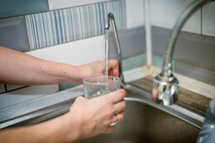 Житель деревни Бурмистрово засудил коммунальщиков за воду с превышением марганца