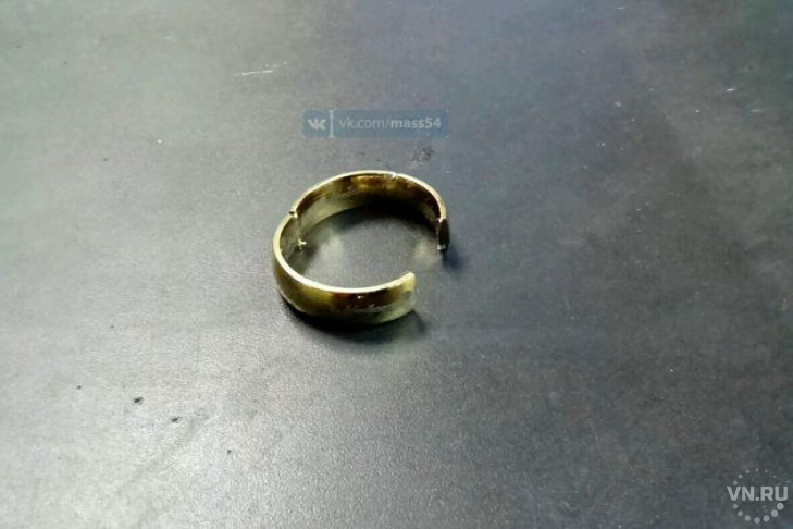 Кольцо трещина. Сломалось кольцо. Поломанное кольцо. Сломанное помолвочное кольцо. Сломанное обручальное кольцо.